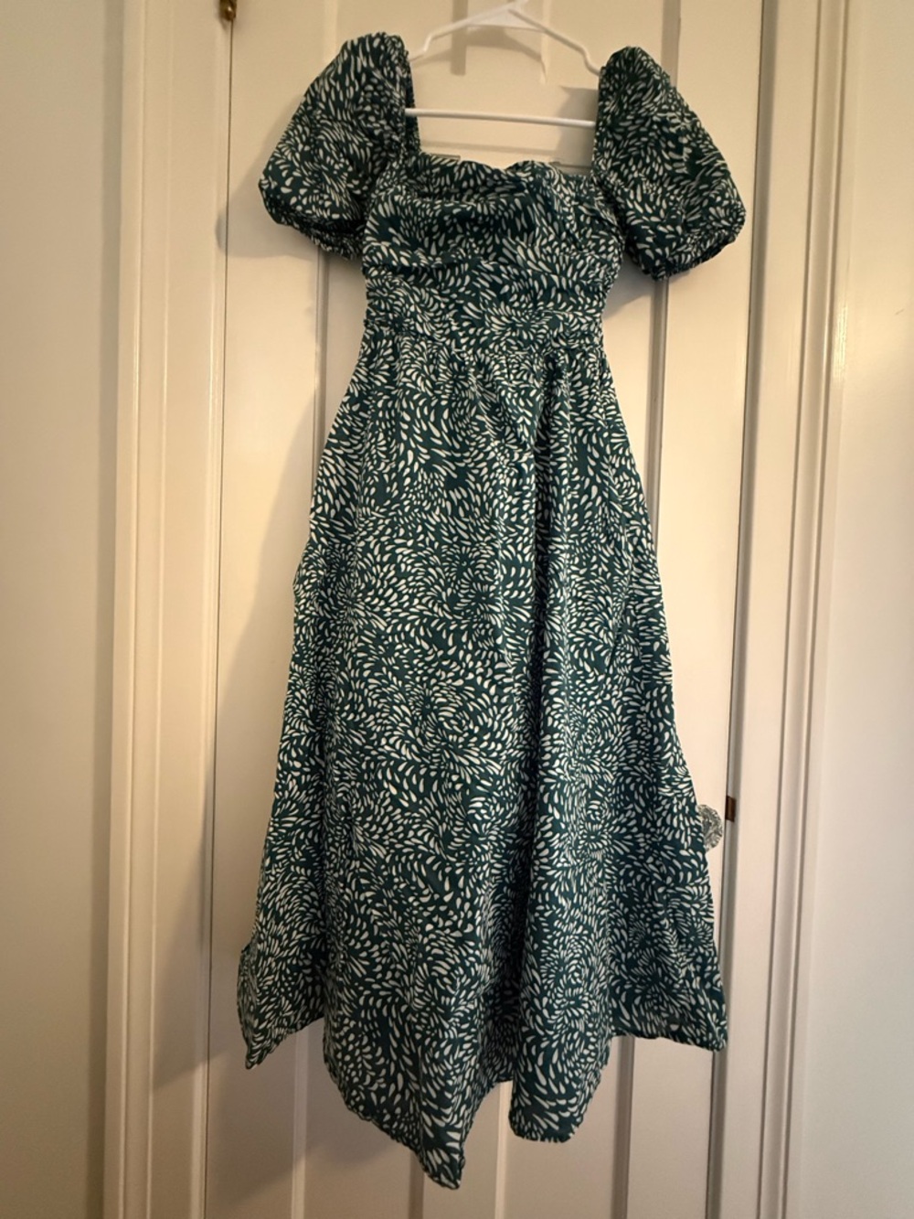 Green Puff-Sleeve Midi Dress with White Leaf Print